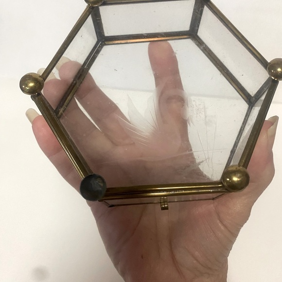 Vintage Octagonal Glass & Brass Display Jewelry Box/ Trinket Box - Picture 4 of 7